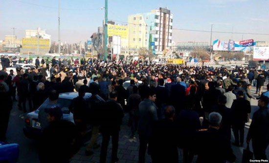 احتجاجات إيران تتوسع.. واعتقالات في قلب طهران ( فيديو )