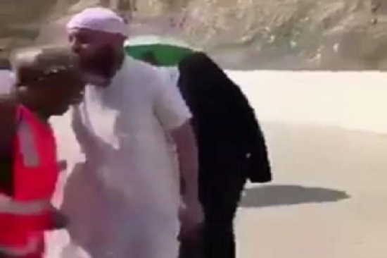 بالفيديو.. حاج يقبل رأس جندي‎ كان يلطف الأجواء برش المياه على الحجاج