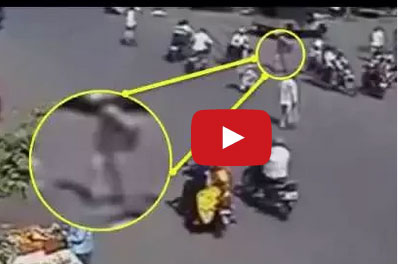 شاهد... نجاة عجوز من موت محقق بعد أن دهسه جرار