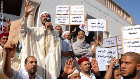 تونس تُلغي صلاة الجمعة بأحد المساجد إثر احتجاجات ضد عزل إمامه السابق تونس تُلغي صلاة الجمعة بأحد المساجد إثر احتجاجات ضد عزل إمامه السابق