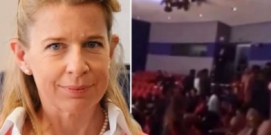 شاهد: طلاب جامعة بريطانية يقاطعون محاضرة لصحفية شبّهت اللاجئين السوريين بالصراصير شاهد: طلاب جامعة بريطانية يقاطعون محاضرة لصحفية شبّهت اللاجئين السوريين بالصراصير