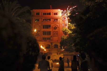 معارضو مرسي يقتحمون المقر الرئيسي لجماعة الإخوان في القاهرة