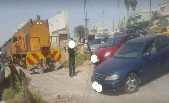 يحدث في عمان..سائق يعترض طريق "قطار" يحدث في عمان..سائق يعترض طريق "قطار"