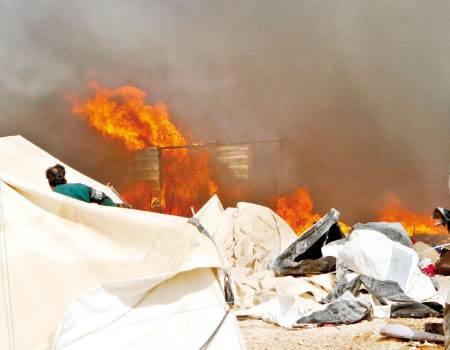 إصابة سيدة ورضيعها وشاب بحريق خيمة في «الزعتري»