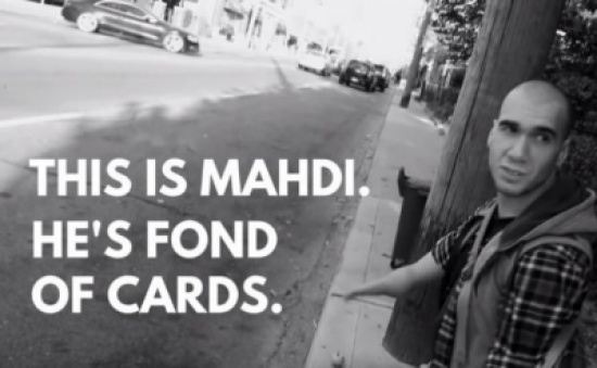 شاهد.. شاب فاقد اليدين يستعرض مهاراته بأوراق اللعب