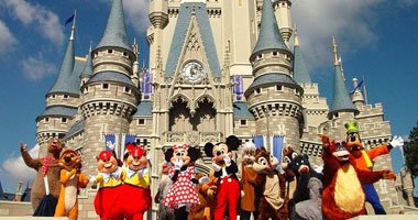 شاهد.. فرحة طفلة مصابة بالسرطان عند إبلاغها برحلة لـ"ديزنى لاند"