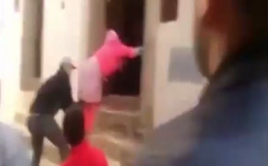فيديو:  يعتدي على زوجته أمام الجيران