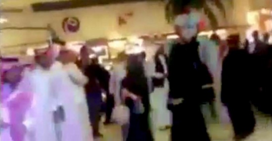 جامعة الطائف تستنكر حفل طلاب الطب "بنين وبنات" في أحد المولات وتعتبره "تصرفًا فرديًّا" جامعة الطائف تستنكر حفل طلاب الطب "بنين وبنات" في أحد المولات وتعتبره "تصرفًا فرديًّا"