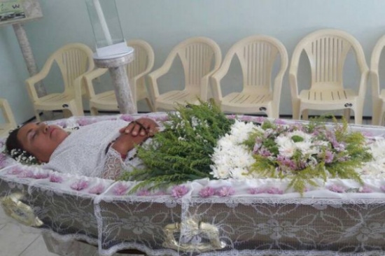 بالفيديو والصور.. سيدة تقضي أفضل أيام حياتها داخل نعش في جنازة وهمية