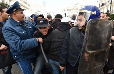الآف الجزائريين يتظاهرون ضد استغلال الغاز الصخري جنوب البلاد الآف الجزائريين يتظاهرون ضد استغلال الغاز الصخري جنوب البلاد