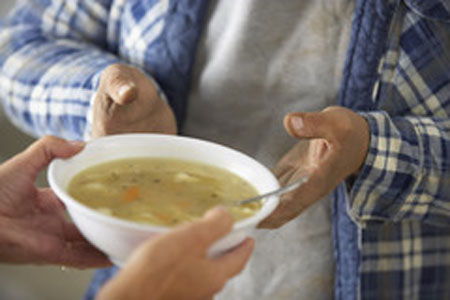 جمعيات تطوعية تجمع الطعام الفائض من المطاعم وتوزعه على المحتاجين جمعيات تطوعية تجمع الطعام الفائض من المطاعم وتوزعه على المحتاجين