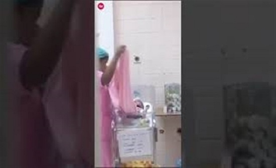 ممرضة تعنف طفلا رضيعا لإجباره على وقف البكاء (فيديو) ممرضة تعنف طفلا رضيعا لإجباره على وقف البكاء (فيديو)