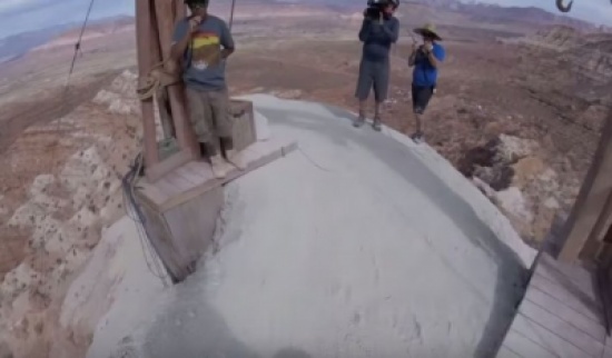 شاهد.. دراج يعبر منحدر صخري بطريقة مجنونة