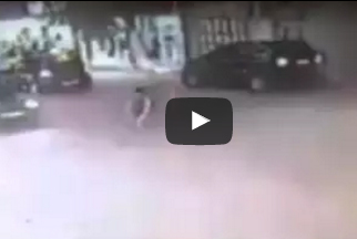 بالفيديو.. لحظة دهس طفل صغير خلال عبوره الطريق في فلسطين بالفيديو.. لحظة دهس طفل صغير خلال عبوره الطريق في فلسطين
