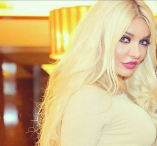 ميريام كلينك ونظارات شمسية غريبة الشكل! – بالصورة