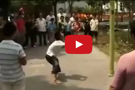 بالفيديو : مهارة كروية خارقة ولكن !!