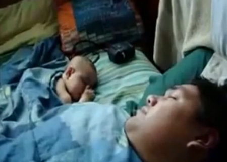 طفل صغير يقفز من الهلع عند سماع صوت شخير والده