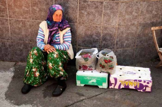 هذه المرأة العجوز لم تصدق الإشاعات التي سمعتها عن زوجها. لكنها عندما نظرت عن قرب، اكتشفت شيئاً لا يصدق. هذه المرأة العجوز لم تصدق الإشاعات التي سمعتها عن زوجها. لكنها عندما نظرت عن قرب، اكتشفت شيئاً لا يصدق.