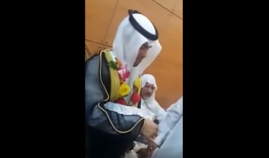 فيديو| هذا العريس تلقى أغرب هدية في حفل زفافه!!