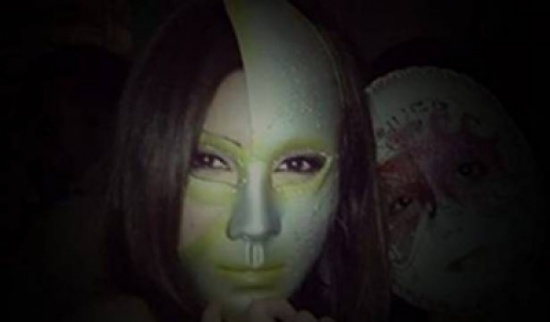 ممثلة عربية تواعد حبيبها بحضور زوجها.. من هي؟! ممثلة عربية تواعد حبيبها بحضور زوجها.. من هي؟!