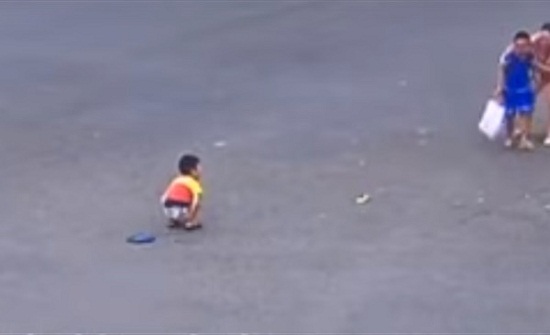شاهد.. نجاة طفلين من الموت بأعجوبة شاهد.. نجاة طفلين من الموت بأعجوبة
