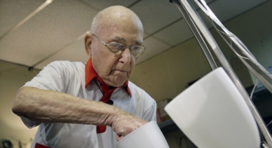 مسن تجاوز المائة يعمل منذ 73 سنة ويرفض التقاعد