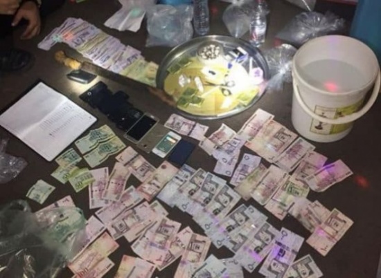 بالصور: اشتباه يقود إلى ضبط وكر للعب القمار والسهرات الماجنة بالصور: اشتباه يقود إلى ضبط وكر للعب القمار والسهرات الماجنة