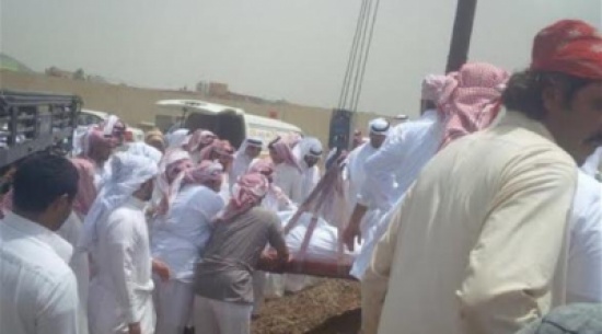 بالصور: عائلة سعودية تلجأ إلى "ونش" لدفن ابنها بالصور: عائلة سعودية تلجأ إلى "ونش" لدفن ابنها