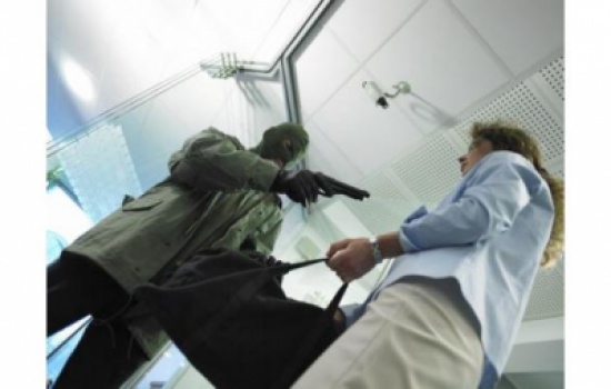 إيطالي يسطو على مصرف بمسدس وهميّ