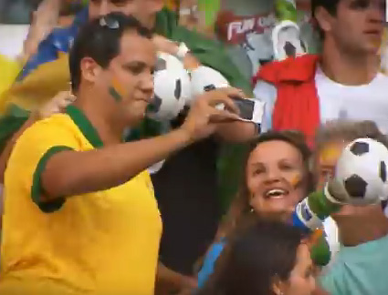 مشجع برازيلي يرقص بطريقة مضحكه