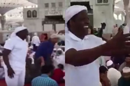 شاهد.. شاب يرحب بزائري الحرم النبوي على الإفطار بقبلات على الجبين