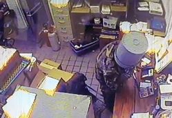 لص نسي وضع القناع على وجهه فاستبدله بدلو !