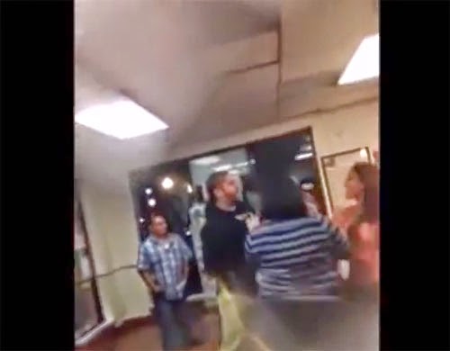 شاهد.. شجار عنيف بين مجموعة من الفتيات و شاب