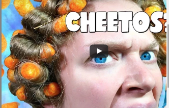 سيدة تحول شعرها لكيرلي باستخدام «شيتوس»