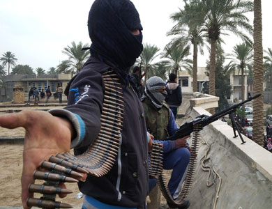 اشتباكات في الرمادي غرب بغداد اثناء رفع خيم المعتصمين