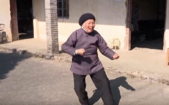 شاهد.. جدة صينية تمارس كونغ-فو في 94 من عمرها
