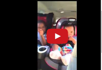 طفل مستاء بسبب أن والدته حامل