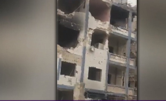 شاهد.. سرقة موثقة لمنازل حرستا والنظام يرقص فوق أنقاضها