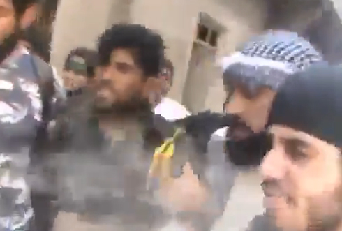 ثوار سوريون يأسرون أحد شبيحة النظام ( فيديو ) ثوار سوريون يأسرون أحد شبيحة النظام ( فيديو )