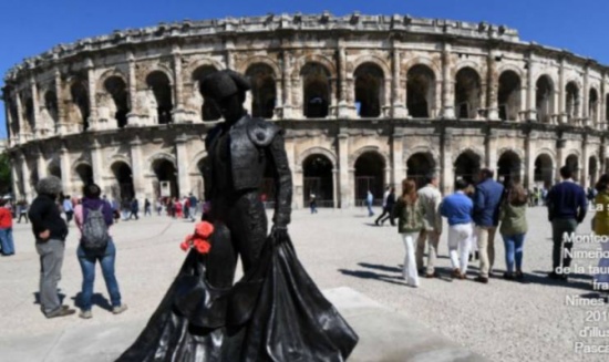 أرادت التقاط صورة إلى جانب تمثال شهير، فكانت النتيجة مأساوية!