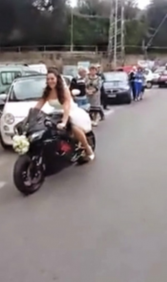 شاهد.. عروسان يتسابقان على موعد الزفاف بموتوسيكلات السرعة