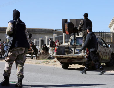 آلآف الليبيين يتوافدون على تونس هرباً من تدهور الوضع الأمني في بلادهم