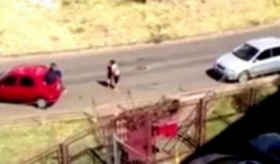 بالفيديو.. خاطرت بحياتها لإنقاذ طفلها بالفيديو.. خاطرت بحياتها لإنقاذ طفلها