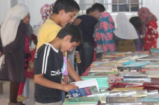 معرض للكتاب يستقطب اللاجئين في مخيم الزعتري معرض للكتاب يستقطب اللاجئين في مخيم الزعتري