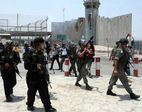 حالة ذعر تجتاح جنود الاحتلال بسبب طفلة فلسطينية حالة ذعر تجتاح جنود الاحتلال بسبب طفلة فلسطينية