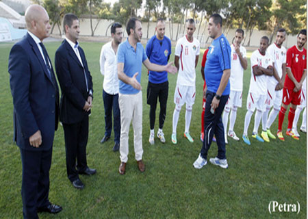 الأمير علي يتابع تدريبات المنتخب الوطني الأمير علي يتابع تدريبات المنتخب الوطني