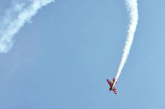 شاهد.. تحطم طائرة صغيرة ومقتل قائدها خلال عرض جوي