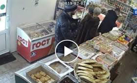 لص ينال عقابًا قاسيًا لحظة سطوه على سوبر ماركت (فيديو) لص ينال عقابًا قاسيًا لحظة سطوه على سوبر ماركت (فيديو)