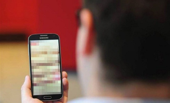 ابتز فتاة بهدف استغلالها جسدياً ... وهذا ما عثر عليه بعد تفتيش هاتفه ابتز فتاة بهدف استغلالها جسدياً ... وهذا ما عثر عليه بعد تفتيش هاتفه
