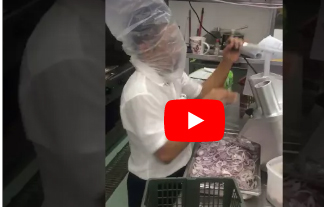 رجل يحمي وجهه عند تقطيع البصل بطريقة طريفة (فيديو)